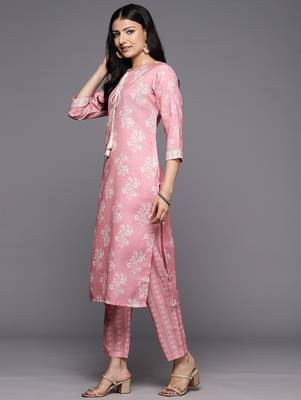 Women Pink Floral Printed Kurta with Trousers 4