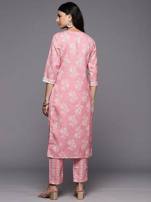 Women Pink Floral Printed Kurta with Trousers 5