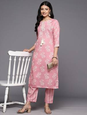 Women Pink Floral Printed Kurta with Trousers 6