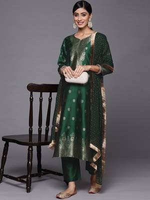 Women Green Kurta with Trousers & With Dupatta 8