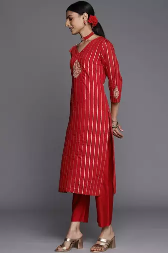 Women Red Floral Embroidered Kurta with Trousers & With Dupatta