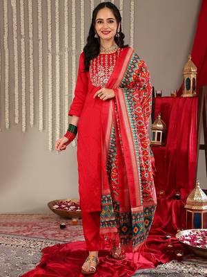 Women Jaquard Kurta Set With Printed Patola Dupatta 1