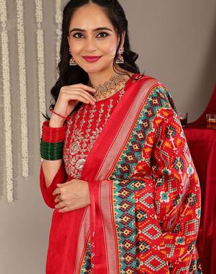 Women Jaquard Kurta Set With Printed Patola Dupatta 2