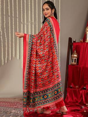 Women Jaquard Kurta Set With Printed Patola Dupatta 6