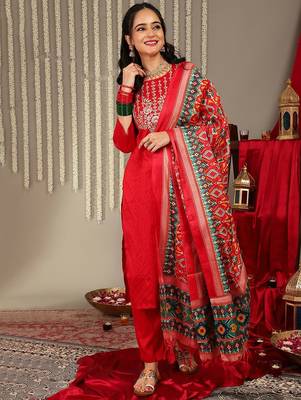 Women Jaquard Kurta Set With Printed Patola Dupatta 7