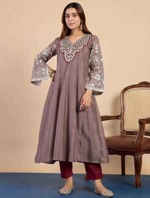 Grey silk blend fabric embroidered work fancy kurta set 4