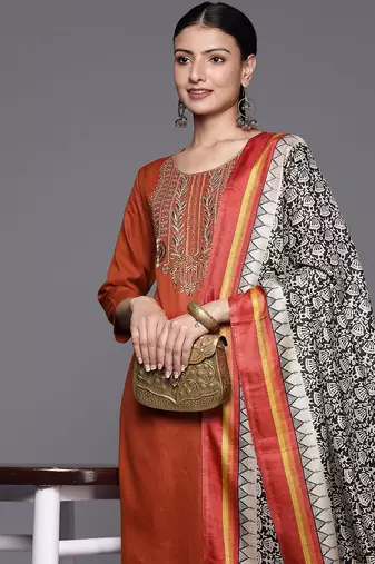 Women Floral Embroidered Gotta Patti Kurta with Trousers & With Dupatta