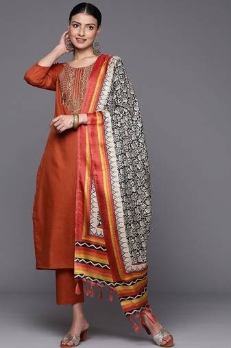 Women Floral Embroidered Gotta Patti Kurta with Trousers & With Dupatta