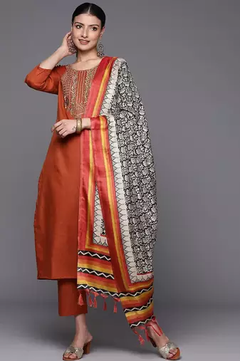 Women Floral Embroidered Gotta Patti Kurta with Trousers & With Dupatta