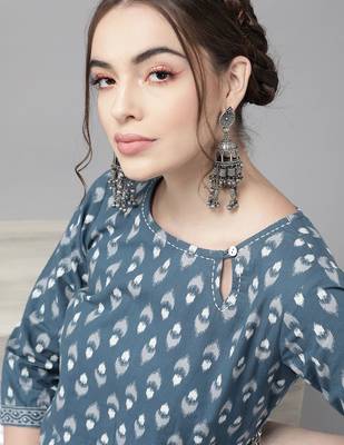 Women Blue Ethnic Motifs Printed Kurta with Trousers 3