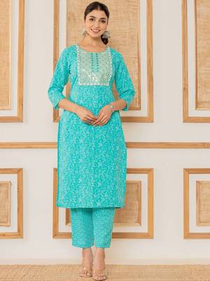 Women Floral Printed Regular Thread Work Kurta with Trousers & With Dupatta 1