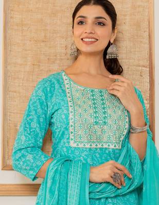 Women Floral Printed Regular Thread Work Kurta with Trousers & With Dupatta 7