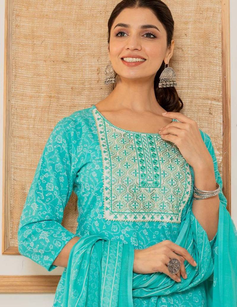 Women Floral Printed Regular Thread Work Kurta with Trousers & With Dupatta
