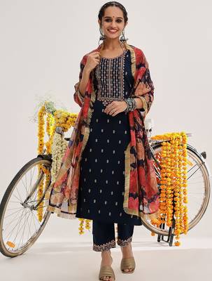 Floral Embroidered Thread Work Kurta & Trousers With Dupatta 1