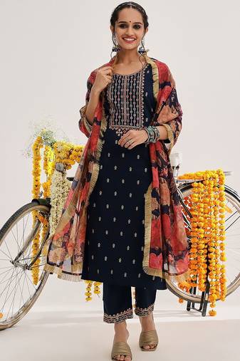 Floral Embroidered Thread Work Kurta & Trousers With Dupatta