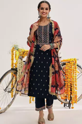 Floral Embroidered Thread Work Kurta & Trousers With Dupatta