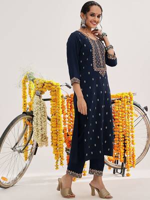 Floral Embroidered Thread Work Kurta & Trousers With Dupatta 4