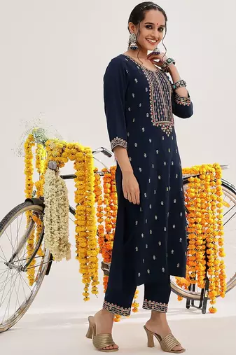 Floral Embroidered Thread Work Kurta & Trousers With Dupatta