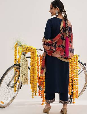 Floral Embroidered Thread Work Kurta & Trousers With Dupatta 6