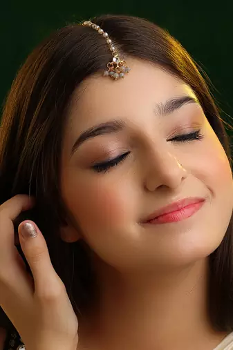 Grey stone floral maang tikka