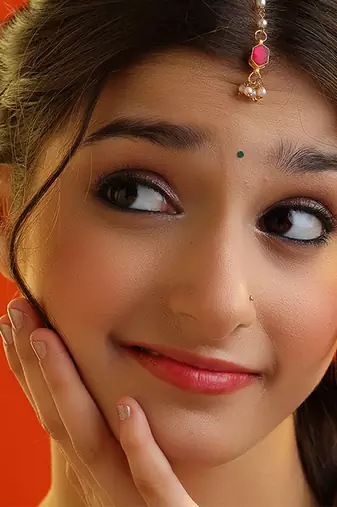 Red meenakari floral maang tikka