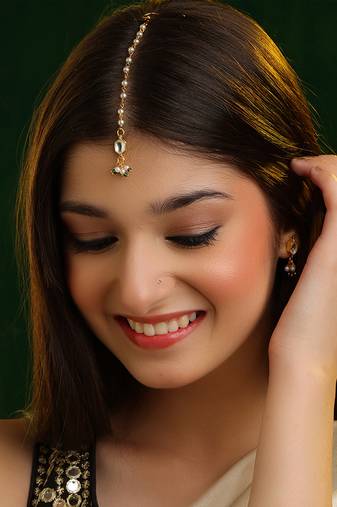Emerald green stone kundan maang tikka