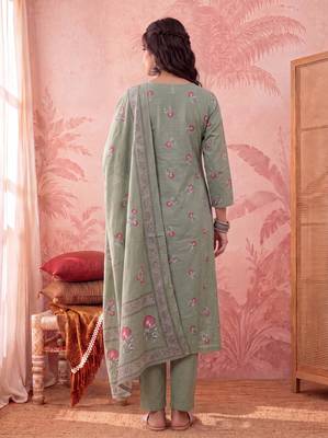 Yufta green cotton floral print anarkali kurta dupatta pant set 3