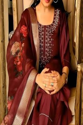 Women’s premium embroidered straight kurta set with pant & dupatta 4
