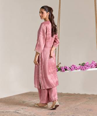 Rose pink embroidered tissue kurta set 3