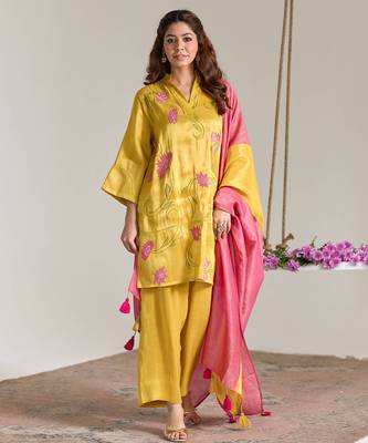 Yellow embroidered tissue kurta set 2