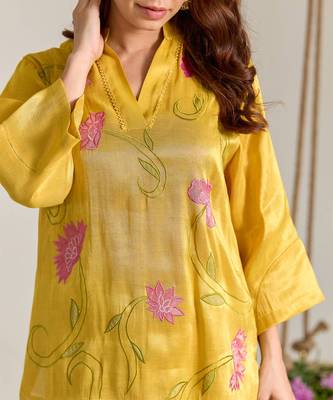 Yellow embroidered tissue kurta set 4
