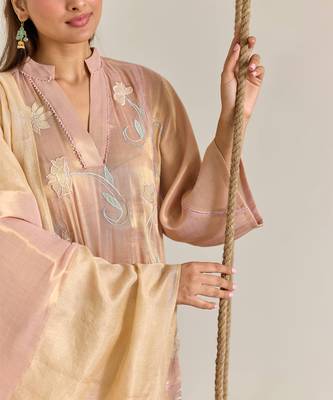 Blush pink embroidered tissue kurta set 2