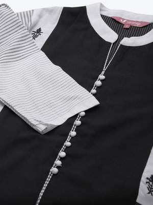 Women Black & White Striped Kurta with Trousers 6