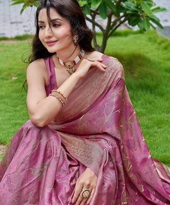 baby pink silk blend jacquard woven saree with zari border and unstitch blouse piece 3