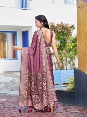 baby pink silk blend jacquard woven saree with zari border and unstitch blouse piece 2
