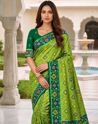 green color smart and rich woven meenakari jacquard designer patola silk blend saree 3