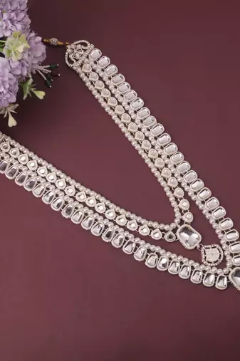 White kundan pearl groom necklace – classic wedding accessory