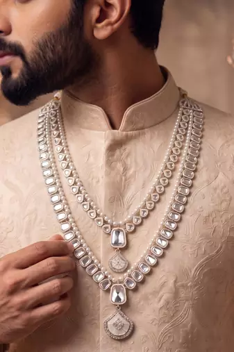 White kundan pearl groom necklace – classic wedding accessory