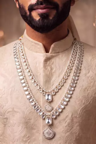 White kundan pearl groom necklace – classic wedding accessory