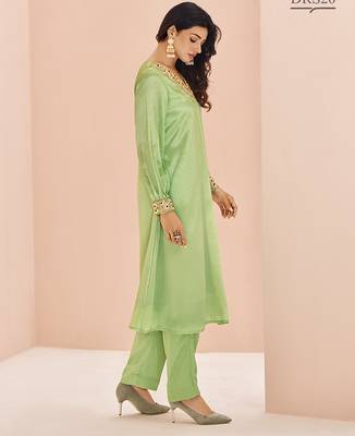 Green hand work embellished kurta set 4