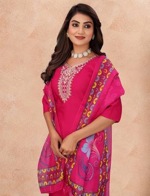 PINK EMBRODEIRY WORK WITH DIGITAL DUPATTA AND FABRIC COTTON BLEND KURTI PANT DUPATTA SET 2