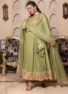 Green silk blend plain anarkali kurta set with dupatta for women 1
