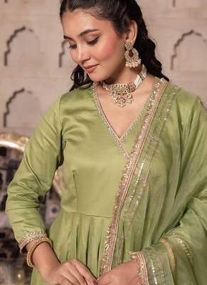 Green silk blend plain anarkali kurta set with dupatta for women 4