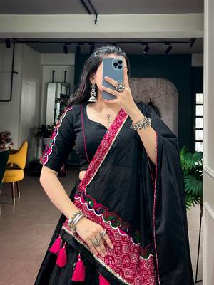 women black & multicolor gamthi lace navratri special chaniya choli set - free size 2