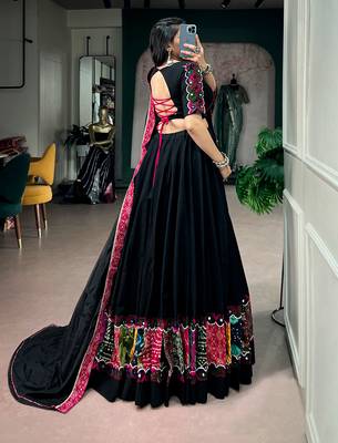 women black & multicolor gamthi lace navratri special chaniya choli set - free size 3
