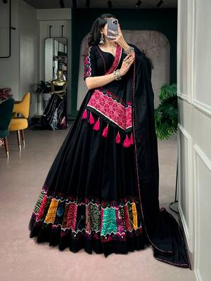women black & multicolor gamthi lace navratri special chaniya choli set - free size 4