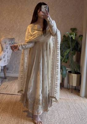 Off-white silk blend embroidered flared gown set 3