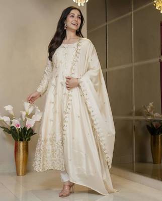 Cream silk embroidered flared gown set 2