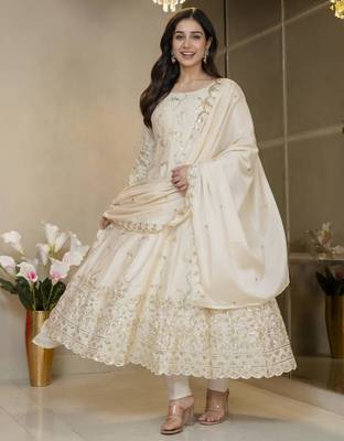 Cream silk embroidered flared gown set 3