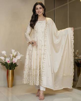 Cream silk embroidered flared gown set 4
